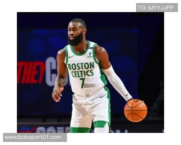 杰伦布朗首节火力全开独得16分但球队仍落后11分苦苦追赶